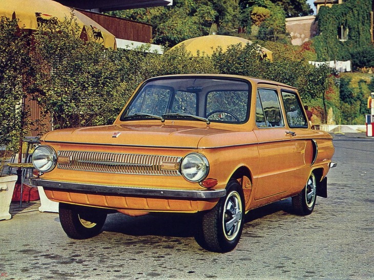 1965年に登場した「ザポロジェッツZAZ966」。ご覧のとおり「NSUプリンツIV」に倣ったボディーに1.2リッター空冷V4 OHVという変わった設計のエンジンを搭載。ちなみにこれはザポロジェッツの2代目で、初代は「フィアット600」風だった。