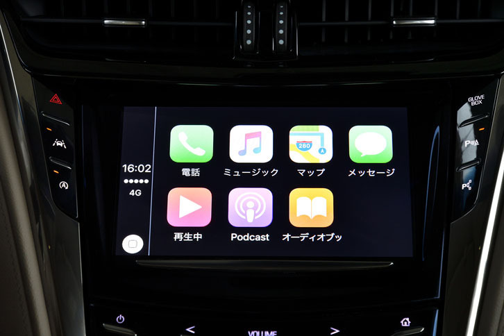 Apple CarPlay（写真）と8段ATを搭載する現行モデルが登場したのは2015年12月のこと。翌2016年の1月に発売された。