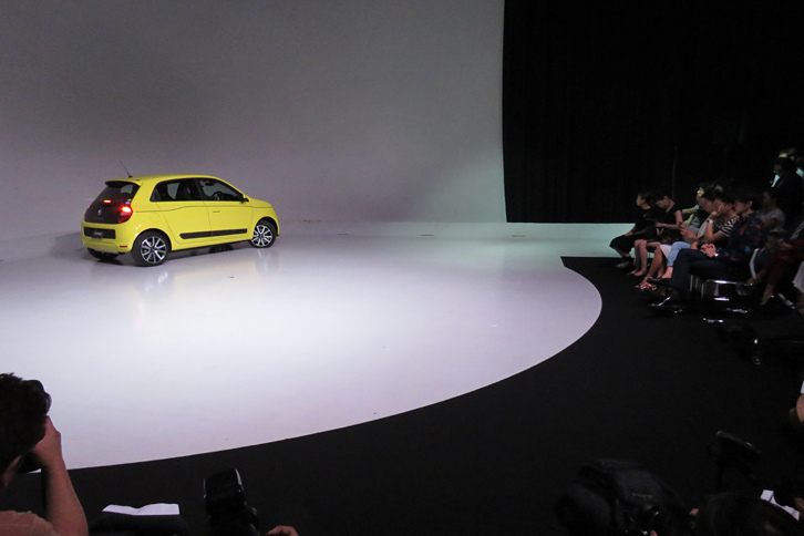 ステージの広さはご覧の通り。モデル（人）はともかく、自動車にとっては決して広いスペースではない。この中でくるくると立ち回れるのは、さすが“最小回転半径4.3m”のなせるわざだ。