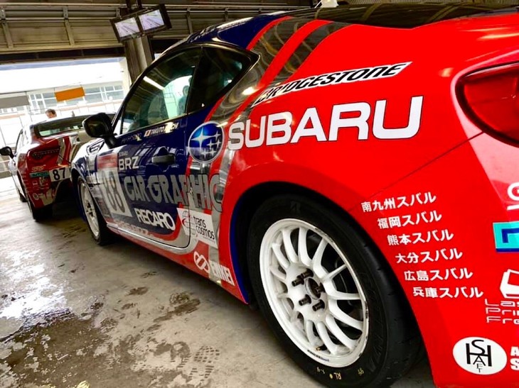 「BRZ」各車両のリア左右には、力を貸してくださるディーラーメカニックさんが勤務している店舗名のステッカーを、毎レース貼っています。今回は南九州スバル、福岡スバル、熊本スバル、大分スバル、広島スバル、兵庫スバルの皆さんが来てくれました。毎戦違うディーラーメカニックさんが参加されるので、レースによっては、読者の皆さんのお住まいに近いディーラーのメカニックさんが活躍しているかもしれません！ 