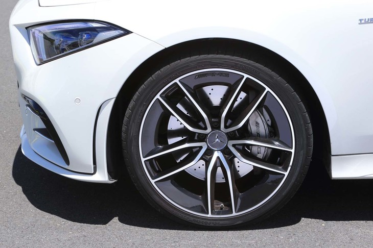 タイヤサイズはフロントが245/35ZR20で、リアが275/30ZR20。テスト車はヨコハマのスポーツタイヤ「アドバンスポーツV105」を履いていた。