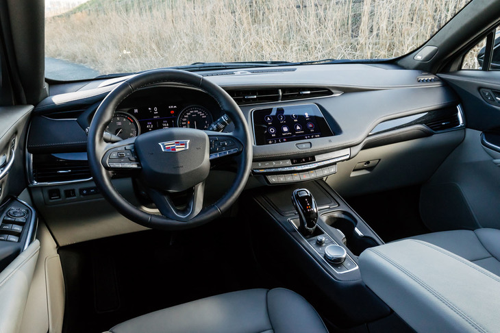 本物の杢目材や金属装飾、レザーなどが用いられたインテリア。内装色には、試乗車の「ライトプラチナム／ジェットブラックアクセント」を含め、全4種類のコーディネートが用意される。