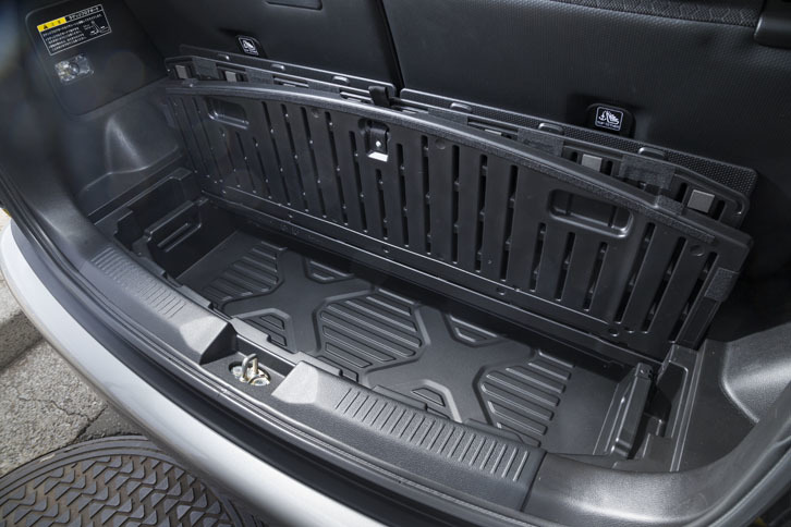 床下の収納スペースは、FF車は81リッター、4WD車は37リッター。取り外して水洗いできるラゲッジアンダーボックスが備わる。