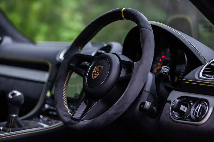 ブラックのスポークとインレイが備わる360mm径の「GTスポーツステアリングホイール」を装備。12時の位置に付けられたイエローのセンターマーキングは、3万9723円のオプションアイテムとなる。