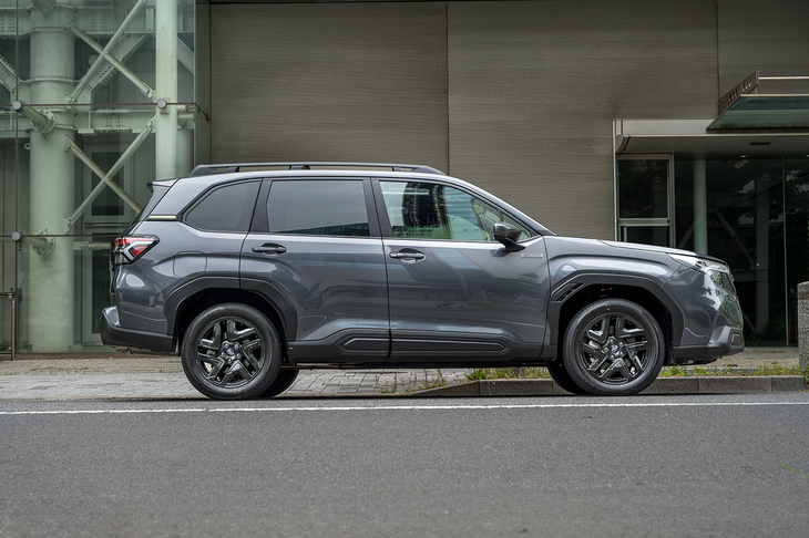 シャシーは先代からのキャリーオーバーながら、フルインナーフレーム構造の採用や構造用接着剤の使用範囲拡大などによってボディー剛性の強化を図っている。