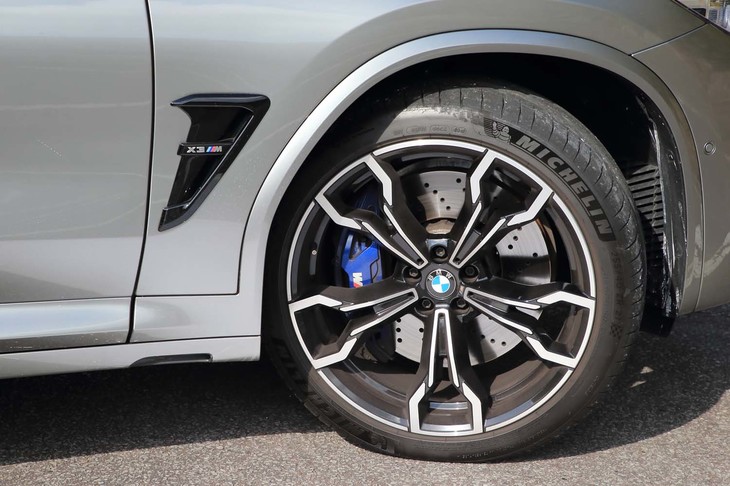 タイヤサイズはフロントが255/40ZR21で、リアが265/40ZR21。テスト車にはミシュランのハイパフォーマンススポーツタイヤ「パイロットスポーツ4 S」が装着されていた。