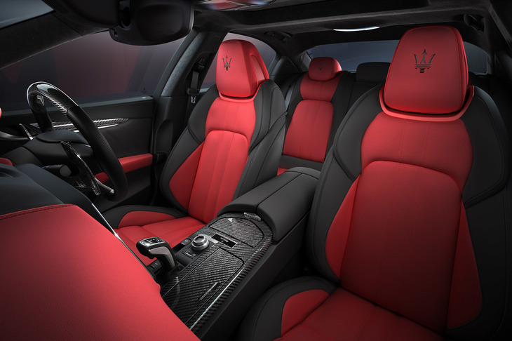 マセラティのラインナップで初めてパンチングレザーの赤／黒ツートンインテリアを導入。