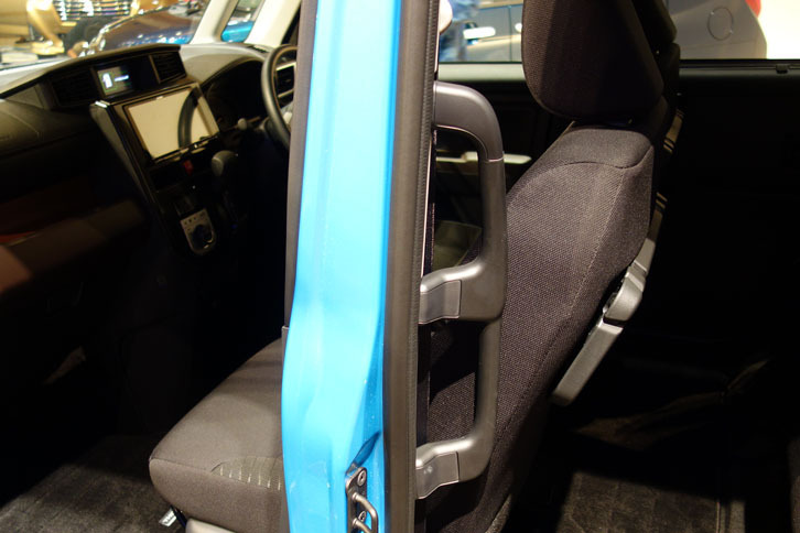 取っ手が2つに分かれた乗降用アシストグリップ。