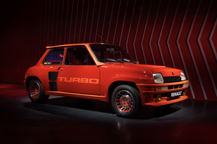 2ドアハッチバックにミドシップ後輪駆動のパワートレインを押し込んだマニアックなメカニズムや、WRCをはじめとするモータースポーツでの活躍もさることながら、ベルトーネの手になる前衛的なデザインも魅力の初代「5ターボ」。