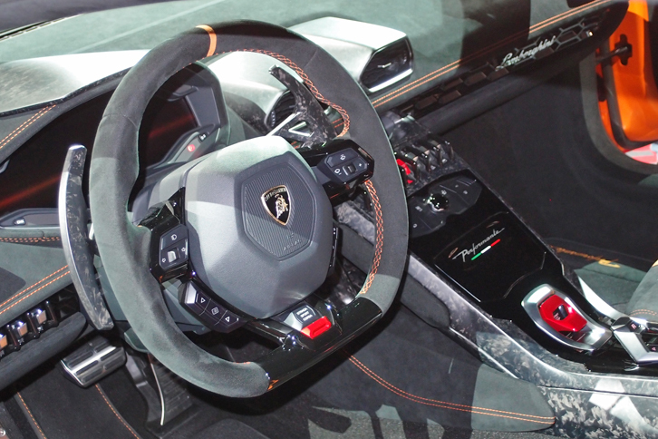 ウラカン ペルフォルマンテ（ステアリングホイール）