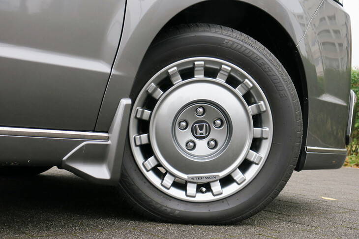 ホンダ・ステップワゴンe：HEVスパーダ ホンダアクセス用品装着車（16インチアルミホイール「MG-029」ハイコントラストシルバー塗装）