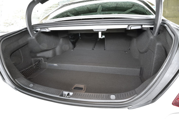 リチウムイオンバッテリーの容量は6.28kWh。トランクのフロア下に搭載される（写真の段差になっている部分）。そのため、トランクスペースは140リッター減の400リッター（VDA方式）となる。