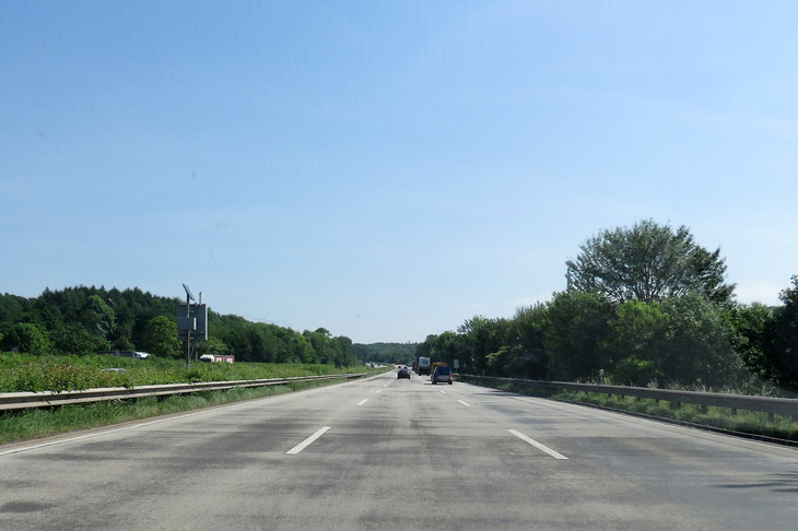 ドイツの自動車専用道路であるアウトバーン。法定速度の設定がない速度無制限区間が設けられており、長距離を高速で移動することが可能となっている。