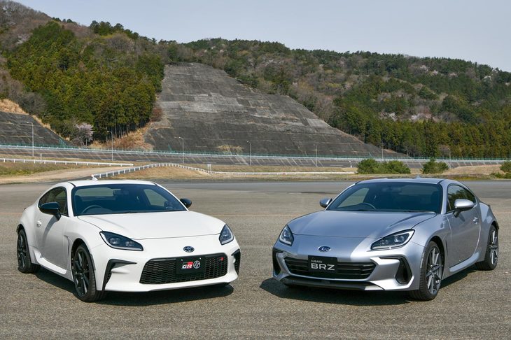 「トヨタGR 86」（左）と新型「スバルBRZ」（右）。今回の開発では、先行してGR 86のデザインが行われた。