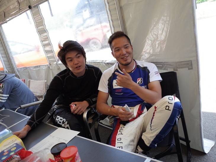 予選が終わると同じく「BRZ」で戦う新井大輝選手（写真左）がテントに来てくれました！ 久保選手（右）と新井選手は同い年で、プライベートで一緒に走行トレーニングをすることもあるのだとか。とっても仲良しです。やはり、スバルファミリーが集まるととても楽しい雰囲気になります！