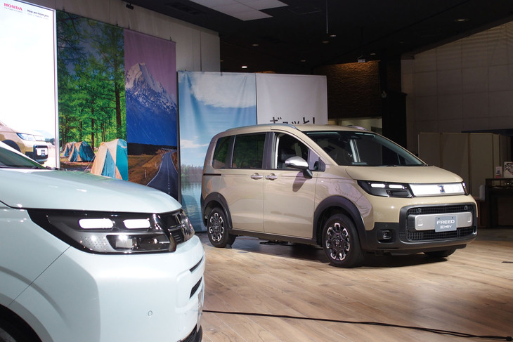 新型「フリード」のテレビCMにはMrs. GREEN APPLEの新曲『familie（ファミーリエ）』が使用される。