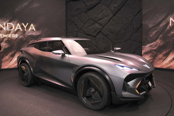 フォルクスワーゲングループのクプラがミュンヘンの市内会場で世界公開したコンセプトカー「ティンダヤ」。