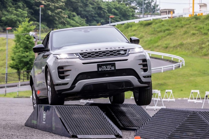 新型「イヴォーク」の走破性をテラポッドでテストする。「テレインレスポンス2」が標準装備されており、路面の状況を検知してエンジンやトランスミッション、サスペンションなどを自動で最適に制御する。