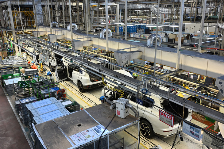 岡崎製作所のラインの様子。新型「アウトランダー」はほかのモデルとは違う「CMF-C/D」プラットフォームを使っているが、同じラインで生産される。