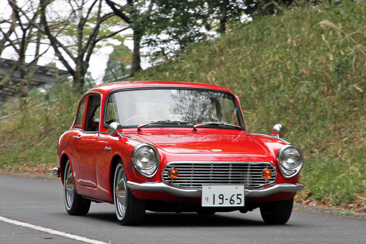 1965年「ホンダS600クーペ」。車高は少々低められているようだが、キャップ付きの純正スチールホイールにホワイトリボンタイヤがまぶしい。