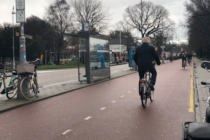 クルマ、人、自転車が完全に分離されたアムステルダムの街並み。自転車もクルマと同じく右側通行である。
