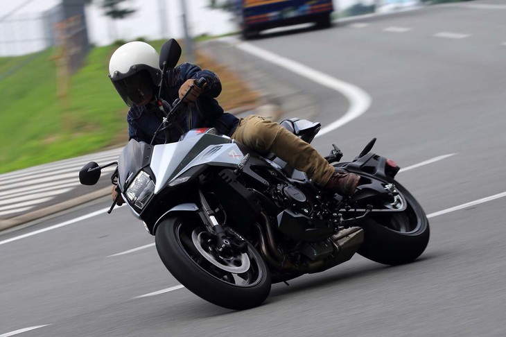 車体色は、試乗車の「ミスティックシルバーメタリック」のほか「グラススパークルブラック」もラインナップされる。