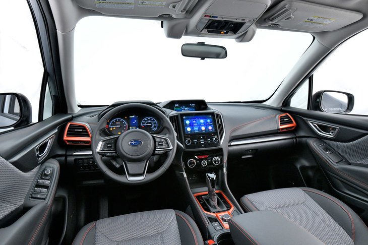 「スポーツ」ではインテリアにもオレンジのアクセントを採用している。