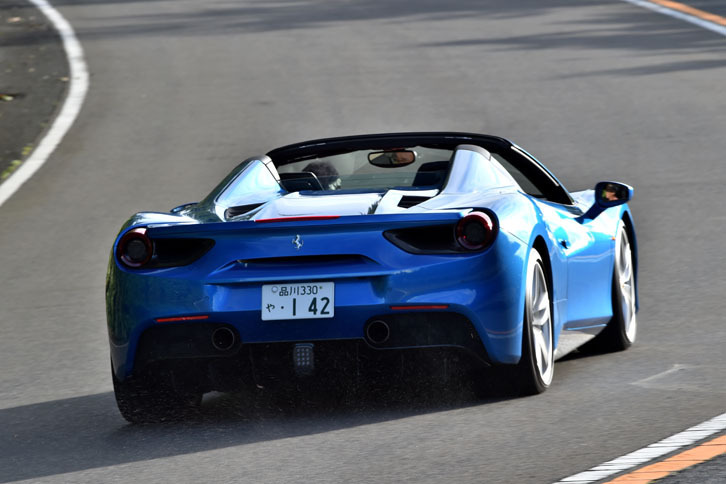 ボディー剛性は一段と強化されており、ねじり剛性は「458スパイダー」と比較して20％引き上げられている。