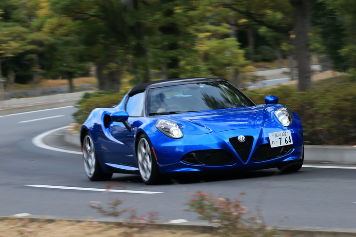 専用ボディーカラーの「ミザーノ・ブルー・メタリック」が目を引く「4Cスパイダー イタリア」。ピアノブラック仕上げのエアインテークやリアディフューザーも同車の特徴である。