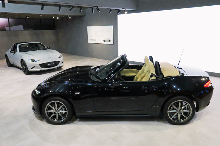 「マツダ・ロードスターSレザーパッケージVセレクション」（手前）と「ロードスターRF RS」（左奥）。