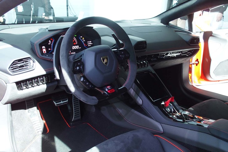 センターコンソールにタッチスクリーン式の8.4インチモニターを新たに搭載。進化したヒューマンマシンインターフェース（HMI）を採用している。