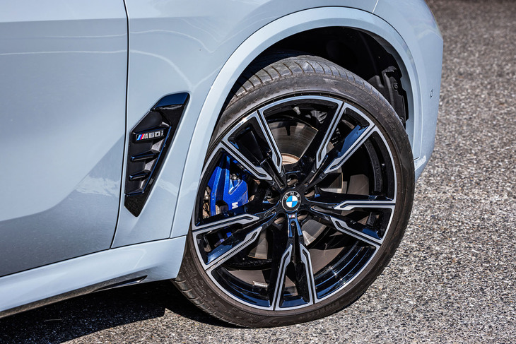 今回の試乗車は、切削加工が施された「MライトアロイホイールVスポークスタイリング747Mバイカラー」ホイールに、前275/35R22、後ろ315/30R22サイズの「ピレリPゼロ」タイヤを組み合わせていた。