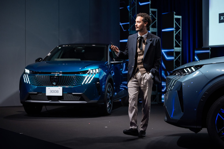 「プジョー3008」の発表イベントでステージに立ったプジョー電動パワートレインシステムデザインエキスパートのリドゥアン・ハバーニ氏。