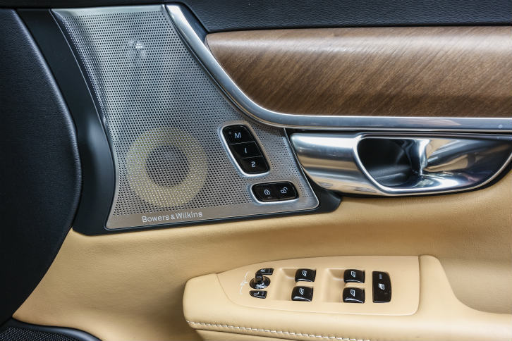 試乗車にはオプションのB&Wプレミアムサウンド・オーディオ（45万円）が装着されていた。グリル越しに見える黄色いケブラーコーンが特徴的。