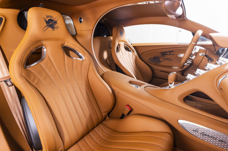 シートのステッチは、フロントグリルと共通のイメージでデザインされている。