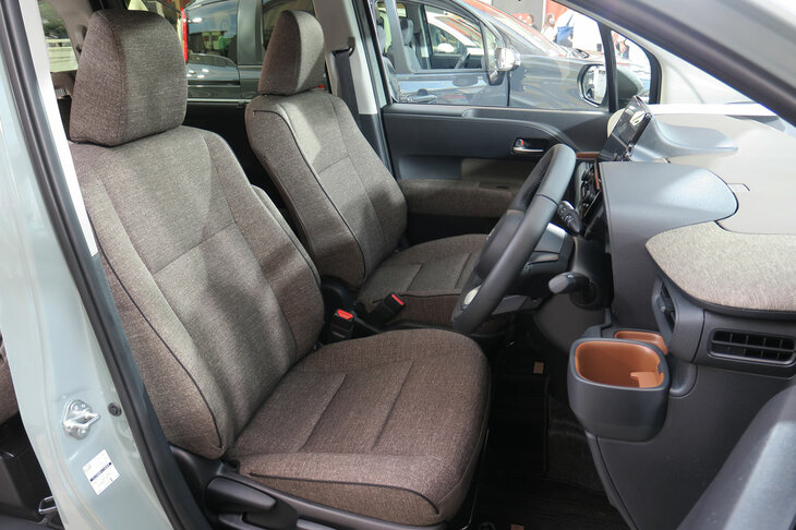 トヨタ・シエンタ ハイブリッドZ 7人乗り（1列目シート）