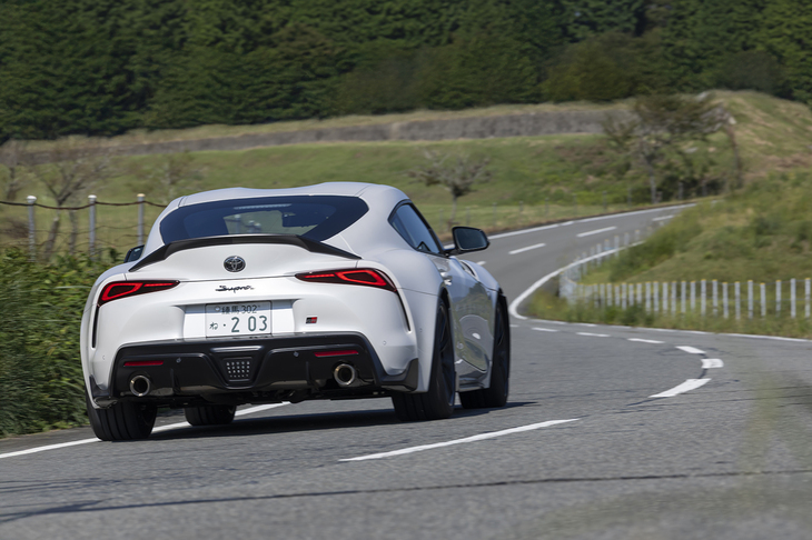 ホイールベース：トレッド比は2470mm：1590mm（リアは1595mm）＝1.55、前後重量配分は780kg：740kg＝51：49だ。