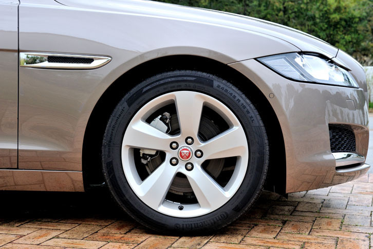 「プレステージ」グレードには、前後とも245/45R18サイズのタイヤが装着される。