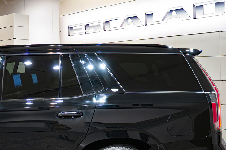 キャデラック・エスカレード スポーツ（リアドア後方のガラスエリア）