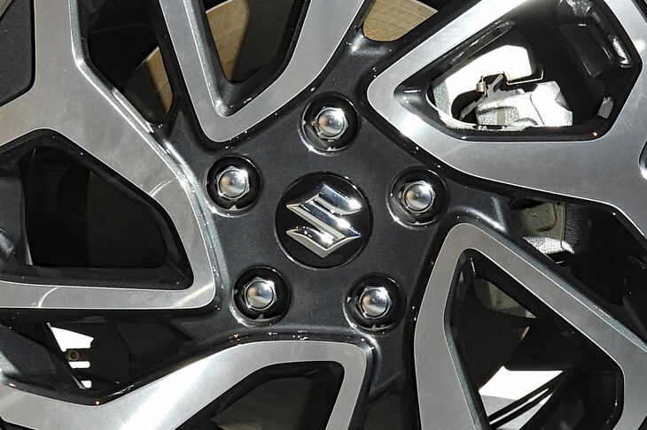 切削光煌ホイールの中央できらめく5つのナット。足まわりでは、実はホイールを固定する5本ボルトのハブも、日本専用のアイテムとなっている。