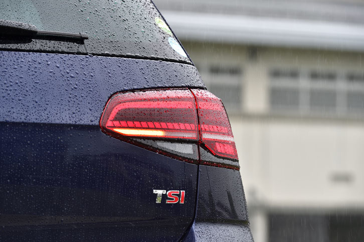 今回のマイナーチェンジで、テールランプは全車がLED化された。写真の“流れるウインカー”こと「ダイナミックターンインジケーター」は、「テクノロジーパッケージ」に含まれるオプション装備。