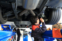 足まわりを点検するサービススタッフの皆さん。事前の予想に反して、記者の「バイパー」は非常に状態のよい個体だったようだ。マジかよ。