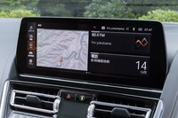 センタースクリーンは12.3インチのタッチパネル。「オーケー、BMW」（変更可能）で起動する自然対話式音声コマンドシステムの認識能力の高さは、ぜひ一度試していただきたい。