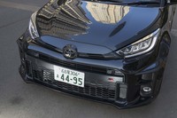 大きなロワグリルが特徴的なフロントまわり。走行中のダウンフォースを高めるべく、バンパーにはスポイラーやカナードが設けられている。