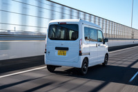 駆動用バッテリーの容量は29.6kWhで、WLTCモードによる一充電走行距離は245km。バッテリーには冷却・加温システムが備わっている。