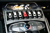 インパネの中央部にスイッチがずらりと並ぶ。その上部のメーターは、左から油圧、油温、電圧の順。