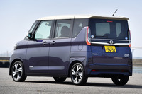 こちらは先代の「日産ルークス」。リアクオーターウィンドウの下端からDピラーにかけての処理に注目。ショルダーラインをキックアップさせてキャビンを薄く見せるのも、この手のクルマでは定番のやり方である。（写真：田村 弥）