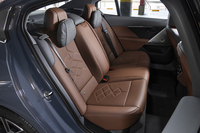 ホイールベースが長いだけあって後席の広さは圧倒的。ただし「7シリーズ」のような豪華な空間にはなっておらず、オットマン等は備わらない（Bピラーのエアアウトレットはある）。