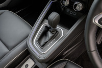 エンジン側で4段、駆動用モーター側でも2段の変速が可能だが、手動変速はできないようになっている。