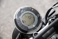 メーターパネルはモノトーンの液晶タイプ。小ぶりな防風スクリーンもオプション設定されている。